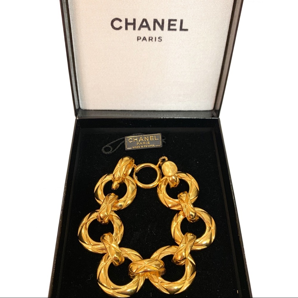 Chanel: Vintage Signed Thick Matelasse Chain Link Bracelet (New Hangtag & Box) - Picture 2 of 9